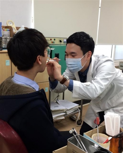 ▲서울시교육청은 서울의 1호 남자 보건교사로 김찬현씨(사진 오른쪽)를 임용했다고 30일 밝혔다. (사진=연합)