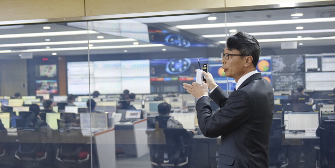 ▲권형우 코스콤 IT리스크관리부장이 여의도에 위치한 코스콤 통합관제센터 상황실에서 실시간으로 진행되고 있는 모니터링 현황을 설명하고 있다. 장 중에는 35명이 네트워크망은 물론 해킹 등의 정보보호 보안 등을 관제하고 있다. 사진제공 코스콤