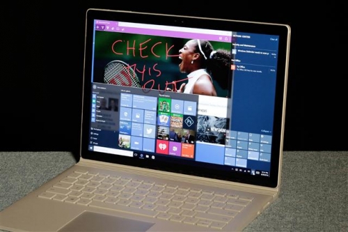 ▲마이크로소프트(MS)의 태블릿 서피스에 윈도10이 보이고 있다. AP뉴시스