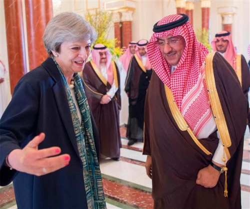 ▲테리사 메이(왼쪽) 총리가 4일(현지시간) 머리에 스카프를 하지 않은 채 사우디아라비아의 모하마드 빈 나예프 왕세자와 회담 전 인사하고 있다. 리야드/EPA연합뉴스  