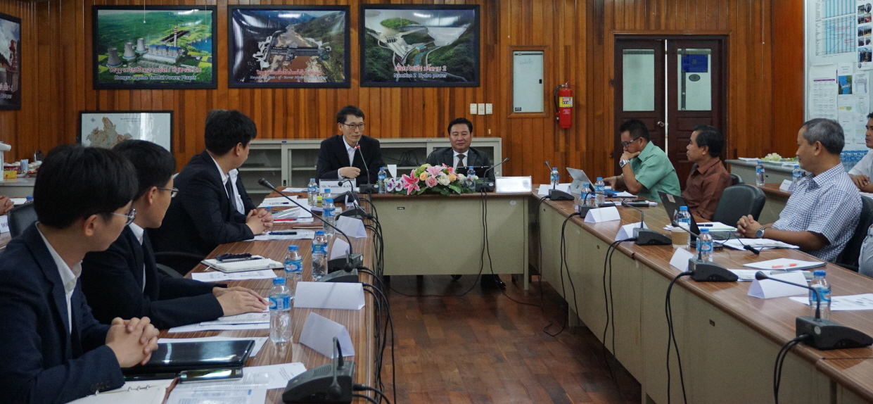 ▲라오스 비엔티안에서 6일 개최된 한-라오스 친환경에너지타운 국제 워크숍에서 한국에너지공단 강남훈 이사장이 모두인사를 하고 있다. (사진=한국에너지공단)