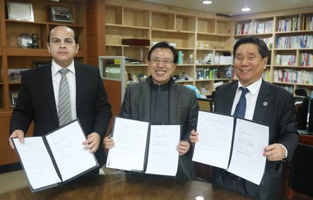 ▲이집트 군사생산부 단장 오사마 모하메드(Osama Mohamed) 장군(사진 왼쪽)과 솔고바이오 김서곤 회장(사진 가운데) 그리고 강웅식 한국이집트발전협회장이 지난달 31일 솔고바이오 평택 본사에서 의료기기 합작생산에 대한 업무협약을 맺고 기념촬영을 하고있다.(사진 = 솔고바이오 제공)