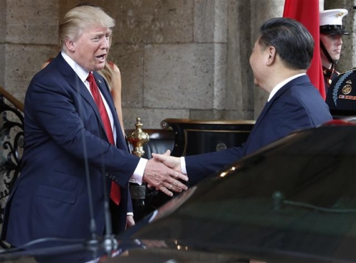 ▲도널드 트럼프(왼쪽) 미국 대통령이 6일(현지시간) 미중 정상회담이 열리는 마라라고 리조트에 도착한 시진핑 중국 국가주석과 악수하고 있다. 팜비치/AP뉴시스 