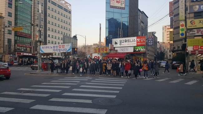 ▲오는 8일에 1년 중 가장 큰 규모의 공무원 시험이 실시된다. 사진은 공무원 시험 수험생이 많은 노량진 인근.(김정웅 기자 cogito@)