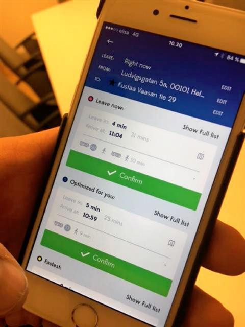 ▲한 사용자가 핀란드의 ‘MaaS’ 서비스인 ‘윔’ 스마트폰 앱을 이용해 이동수단을 택하고 있다. 출처 니혼게이자이신문