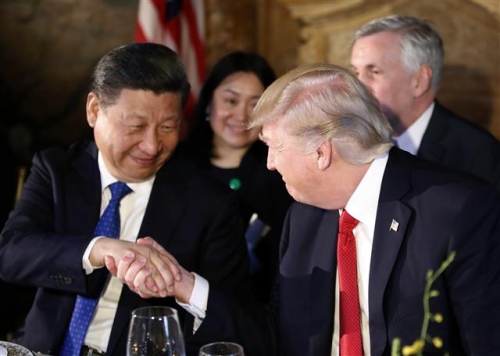 ▲도널드 트럼프 미국 대통령(오른쪽)과 시진핑 중국 국가주석이 6일(현지시간) 플로리다 주 팜비치에 있는 마라라고 리조트의 만찬장에 나란히 앉아 악수하고 있다. AP연합뉴스