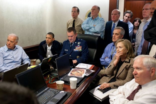 ▲2011년 5월 20일 미군이 알카에다 두목 오사마 빈 라덴 제거 작전을 수행할 당시, 백악관 상황실에 모여 이를 지켜보는 버락 오바마 전 대통령과 참모들. 백악관
