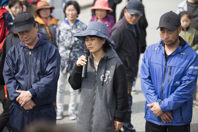 ▲9일 오후 세월호가 육지로 완전히 올라오자 미수습자 가족들은 전남 목포 신항 세월호 육상 거치 현장 인근에서 기자회견을 열고 응원해준 국민들에게 감사의 인사를 전했다.
(연합뉴스)