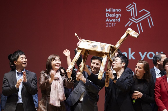 ▲LG가 밀라노 디자인 어워드 2017에서 대상을 수상하고 있다.(사진제공=LG)