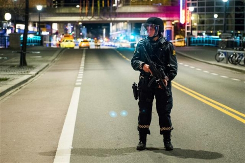 ▲노르웨이 수도 오슬로 그뢴란트 지구 지하철역에서 8일(현지시간) 저녁 폭발물 의심 물체가 있다는 신고가 접수되자 무장 경찰이 인근 지역을 경계 보초를 서고 있다. 사진=AP뉴시스 