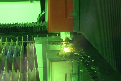 ▲에이치케이의 레이저 가공기가 철판을 절단하는 모습. (사진제공=중소기업중앙회)