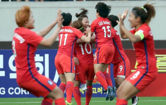 ▲한국 여자 축구가 우즈베키스탄을 이기며 ‘2018 아시안컵’ 본선행을 확정지었다. 사진은 지난 7일 평양 김일성경기장에서 열린 경기에서 대표팀이 동점골을 성공시키고 환호하는 모습.(연합뉴스)