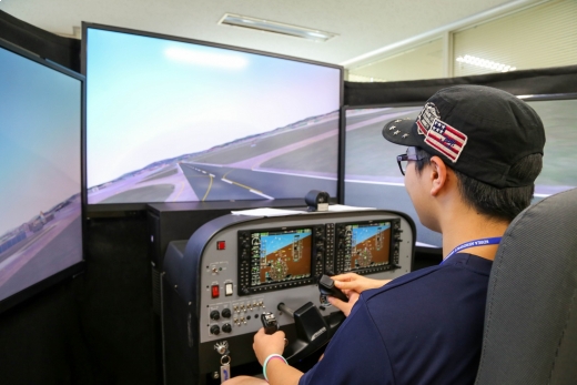 ▲한국항공대가 마련한 '항공우주캠프'에서 한 학생이 조종시뮬레이터를 조작하고 있다. (한국항공대)