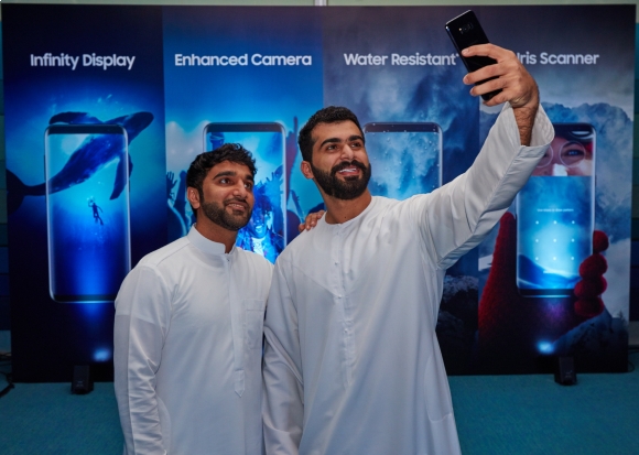 ▲삼성전자가 11일(현지시간) 아랍에미리트 두바이에서 진행한 '갤럭시S8'·'갤럭시S8+' 출시 행사에서 참가자들이 제품을 직접 체험하고 있다. (사진제공=삼성전자)