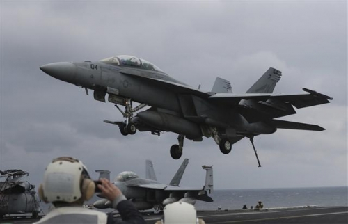▲미국 항공모함 칼빈슨호에서 F/A-18 슈퍼호넷 전투기가 지난달 14일(현지시간) 착륙하고 있다. AP뉴시스