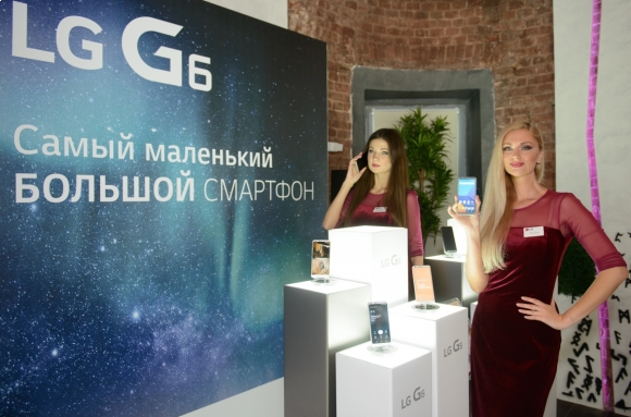 ▲최근 출시를 앞두고 열린 LG G6 공개 행사에서  모델들이 LG G6를 소개하고 있다. (사진제공=LG전자)