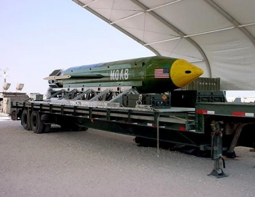 ▲미군이 13일(현지시간) 아프가니스탄의 이슬람국가(IS) 근거지에 투하한 폭탄 ‘GBU-43’. 이 폭탄은 핵무기를 제외한 재래식 무기 중 최강의 파괴력으로 ‘모든 폭탄의 어머니(MOAB)’라는 별명이 붙었다. AP뉴시스 
