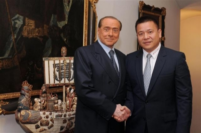 ▲베를루스코니 전 이탈리아 총리(왼쪽)가 AC 밀란을 사들인 중국인 사업가 이용홍(오른쪽)과 악수하고 있다. 출처 = EPA연합뉴스
