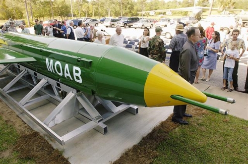 ▲미군이 실전 첫 투입한 초대형 폭탄 ‘GBU-43’. 별칭은 ‘모든 폭탄의 어머니’. 출처 AP뉴시스