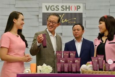 ▲허창수 GS그룹 회장이 베트남 VGS SHOP을 방문해 현지 직원들과 대화를 나누고 있다.(사진=GS그룹)