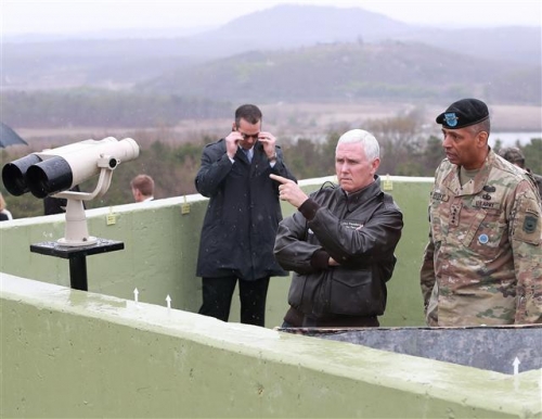 ▲마이크 펜스(가운데) 미국 부통령이 17일 판문점을 방문해 한 OP에서 북한 쪽을 바라보고 있다. 뉴시스