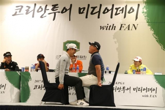 ▲김봉섭(왼쪽)이 김인호와의 '허벅지 씨름' 대결에서 이겼다. 사진=KPGA 