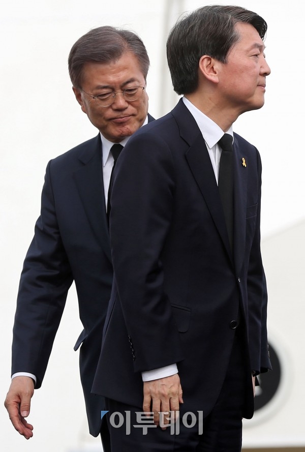 ▲국민의당 안철수 대선후보(오른쪽)와 더불어민주당 문재인 후보(이동근 기자 foto@)