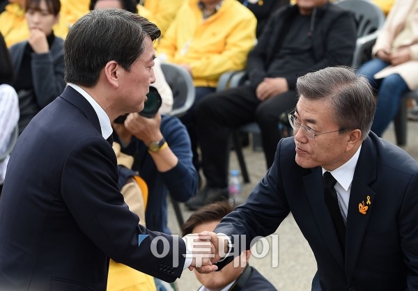 ▲악수하는 국민의당 안철수 후보(왼쪽)와 더불어민주당 문재인 후보(이동근 기자 foto@)