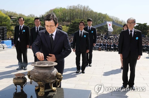 ▲황교안 대통령 권한대행 국무총리가 19일 서울시 강북구 수유동 국립4·19민주묘지에서 열린 4·19혁명 기념식에서 분향하고 있다.(연합뉴스)