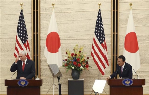 ▲마이크 펜스(왼쪽) 미국 부통령이 18일(현지시간) 도쿄에서 아소 다로 일본 부총리와 함께 1차 미일 경제대화를 마치고 기자회견을 하고 있다. 도쿄/AP뉴시스