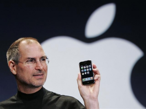 ▲故 스티브 잡스 애플 창업자가 2007년 7월  미국 샌프란시스코에서 열린 맥월드컨퍼런스에서 아이폰을 선보이고 있는 모습. 사진=AP뉴시스