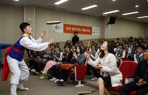 ▲금호중학교 학생들이 19일(수) 오후 ‘한화 찾아가는 예술교실’ 일환으로 진행된 장애청년 국악연주단원의 악기시범에 뜨겁게 호응하고 있다.(사진 제공=한화 )