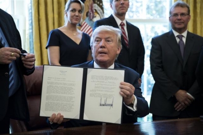 ▲도널드 트럼프 미국 대통령이 20일(현지시간) 수입산 철강을 조사하도록 하는 행정멍령에 서명했다. 출처 = EPA연합뉴스