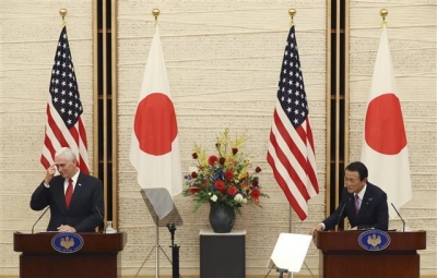 ▲마이크 펜스(왼쪽) 미국 부통령이 지난 18일(현지시간) 도쿄에서 아소 다로 일본 부총리와 함께 1차 미일 경제대화를 마치고 기자회견을 하고 있다. 출처 = AP뉴시스 