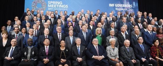 ▲유일호 부총리 겸 기획재정부 장관이 22일(현지시간) 미국 워싱턴에서 열린 IMF-WB 춘계회의에 참석해 각국 대표들과 기념사진을 찍고 있다.

(사진제공=기획재정부)