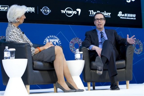 ▲스티븐 므누신(오른쪽) 미국 재무장관이 22일(현지시간) IMF·WB 춘계 연차총회 중 크리스틴 라가르드 IMF 총재와 미국 경제를 논의하는 대담회를 갖고 있다. 워싱턴/AP뉴시스  
