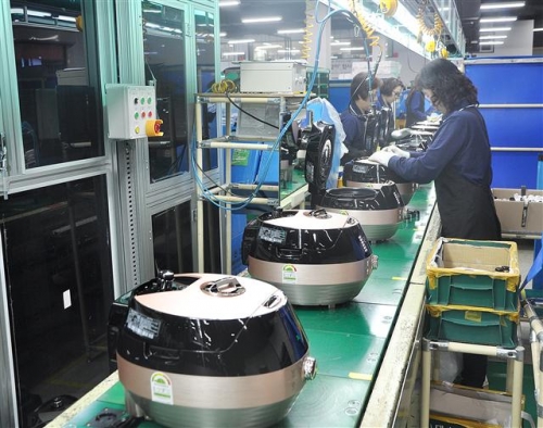 ▲6일 쿠첸 천안공장 공정실에서 생산 직원들이 전기밥솥 제품을 조립하고 있다. (사진제공=쿠첸)