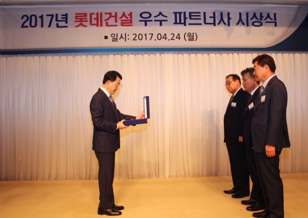 ▲하석주 롯데건설 사장(왼쪽)이 지난 24일 잠실롯데호텔에서 개최된 ‘2017년 우수 파트너사 시상식’에서 최우수 파트너사로 선정된 엠비엠이엔지, 관악산업, 능원건설 등 3개사 대표에게 시상을 하고 있다.(사진=롯데건설)