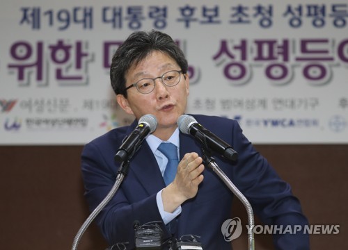 ▲바른정당 유승민 대선후보가 25일 오전 서울 용산구 한국여성단체협의회에서 열린 여성신문 및 범여성계 연대기구 주최 제19대 대통령 후보 초청 성평등정책 간담회에서 질문에 답하고 있다.(연합뉴스)