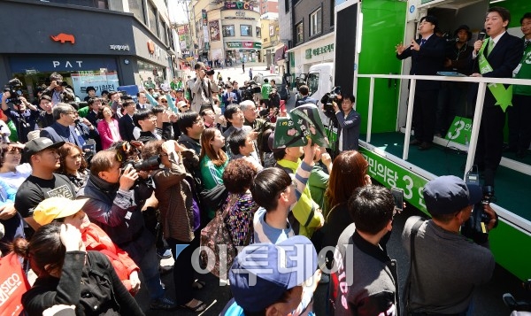 (국민의당 안철수 대선후보가 26일 강원 춘천시 낭만시장에서 거리유세를 펼치며 시민들에게 지지를 호소하고 있다. 이동근 기자 foto@  )