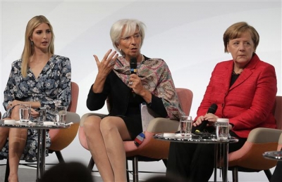 ▲독일 베를린에서 열린 주요 20개국 여성경제정상회의(W20)에 이방카 트럼프(왼쪽)이 23일(현지시간) 참석해 독일의 앙겔라 메르켈 총리(오른쪽), IMF의 크리스틴 라가르드 총재(가운데)와 어깨를 나란히 했다. 출처 = AP연합뉴스