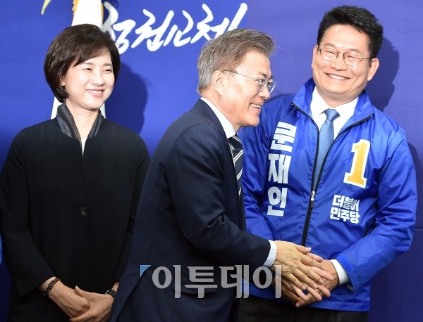 ▲더불어민주당 문재인 대선후보(가운데)와 유은혜(왼쪽), 송영길 의원(이동근 기자 foto@)