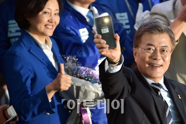▲더불어민주당 박영선 의원(왼쪽)과 문재인 대선후보(이동근 기자 foto@)