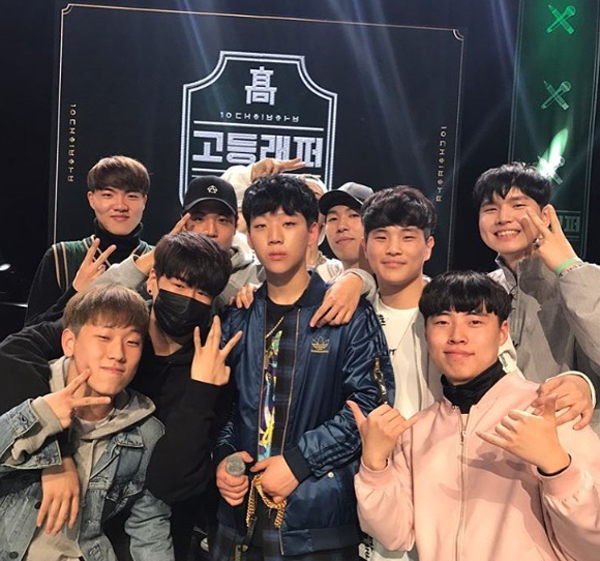 양홍원 고등래퍼 동료들과 기념사진