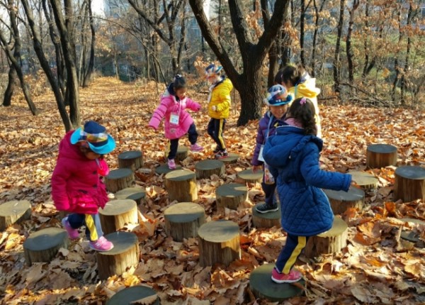 ▲서울시가 숲에서 아이들이 체험형 교육을 할 수 있는 ‘유아숲’을 2023년까지 400개로 확대해 나갈 것이라고 18일 밝혔다.(사진제공=서울시)