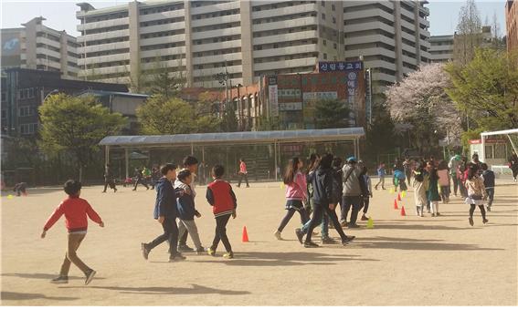 ▲초등학생들의 아침 걷기운동 모습 (백외섭 동년기자)