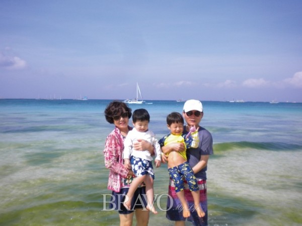 ▲보라카이 해변에서 손주들과 즐거운 한때를 보내는 류시호 시인과 그의 아내(류시호 시인)