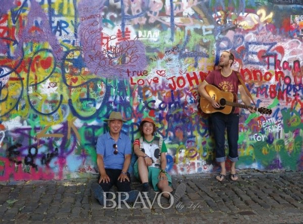 ▲프라하 존 레논의 벽 앞에서 이규선·이슬기 부녀의 모습 (액션건축가 이슬기 제공)