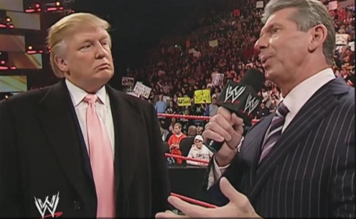 ▲도널드 트럼프(왼쪽) 미국 대통령이 2007년 빈스 맥마흔 WWE CEO에게 억만장자 대결을 제안하고 있다. 출처 WWE 웹사이트 동영상 캡처