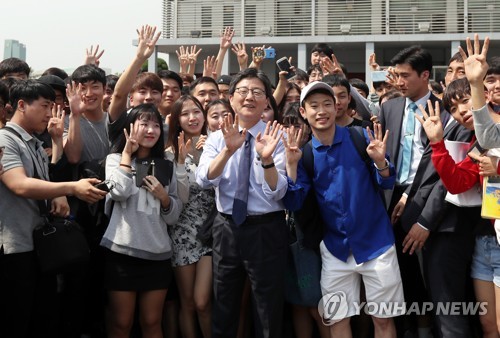 ▲바른정당 유승민 대선후보가 4일 오후 서울 성동구 한양대학교를 방문, 학생들과 기념사진을 찍고 있다.(연합뉴스)